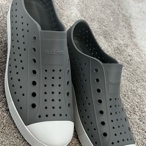 Men’s size 10 gray.